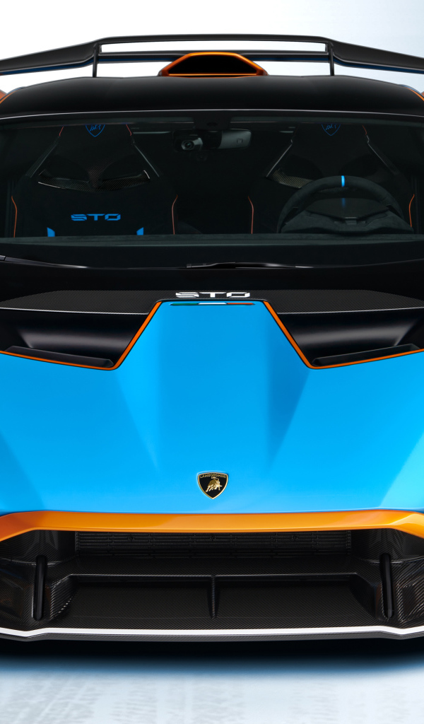 Голубой автомобиль Lamborghini Huracán STO 2021 года вид спереди на сером фоне