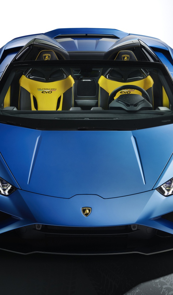Синий автомобиль Lamborghini Huracan EVO RWD Spyder 2020 года на сером фоне 