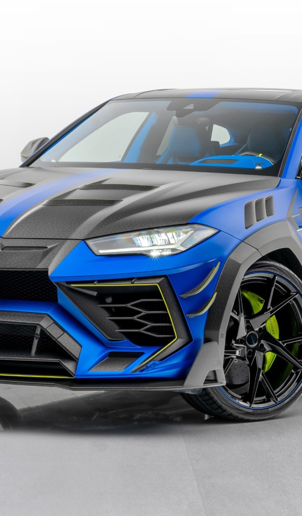 Автомобиль Mansory Lamborghini Urus Venatus 2020 года на сером фоне