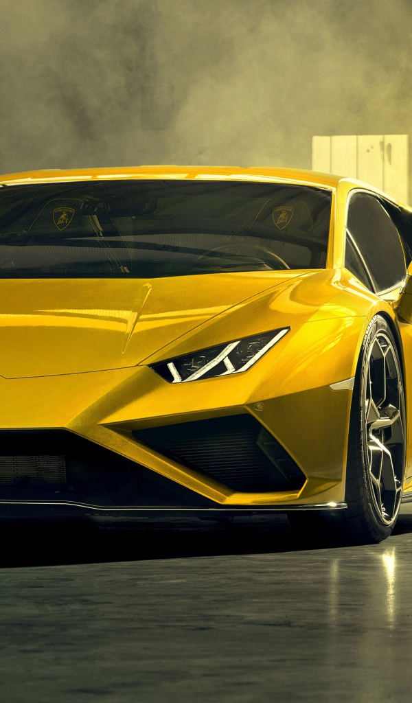 Заведенный автомобиль Lamborghini Huracan EVO RWD 2020 года в гараже 