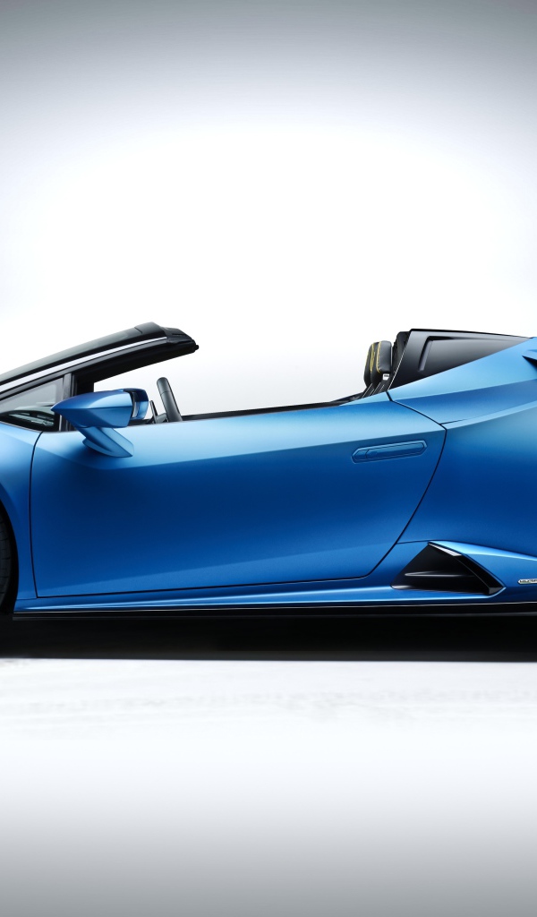 Дорогой быстрый автомобиль Lamborghini Huracan EVO RWD Spyder 2020 года на сером фоне 