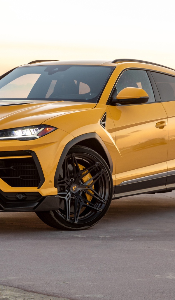 Автомобиль Lamborghini Urus у воды 