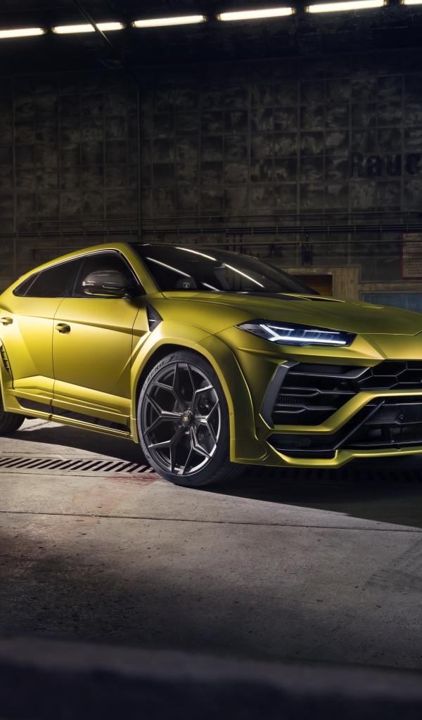 Автомобиль Lamborghini Urus в ангаре 