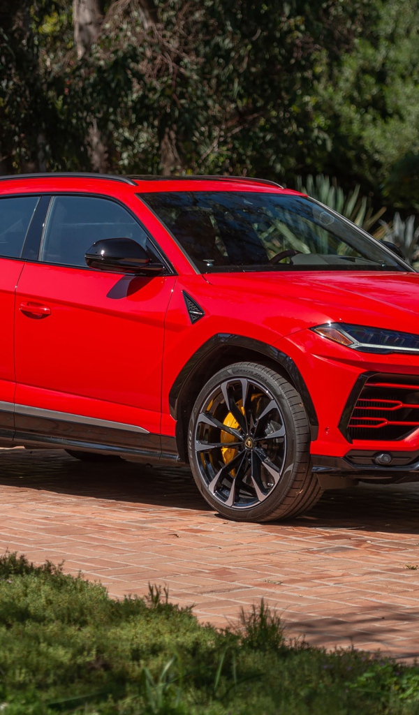Красный Lamborghini Urus Shiny в парке 