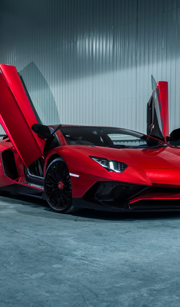 Красный автомобиль Lamborghini Aventador SV  с открытыми дверями