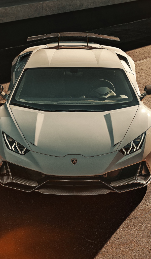 Серебристый автомобиль  Lamborghini Huracan EVO 2020 года вид сверху