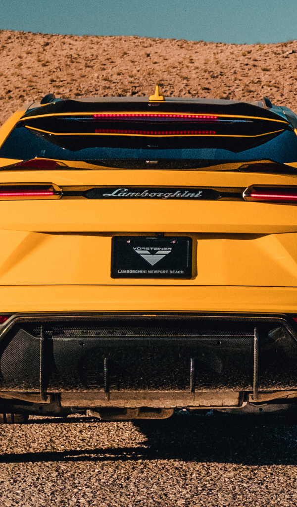 Желтый автомобиль Lamborghini Urus 2019 года вид сзади
