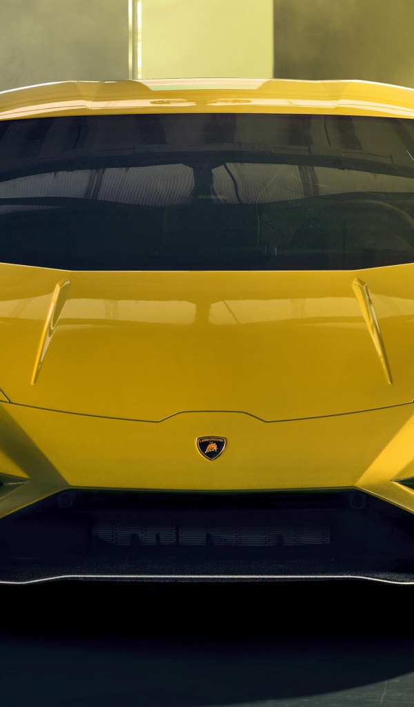 Желтый автомобиль Lamborghini Huracan EVO RWD 2020 года вид спереди