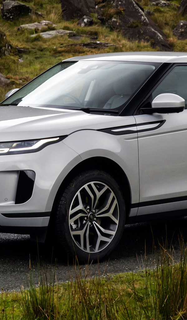 Внедорожник Range Rover Evoque P300e S 2020 года на дороге
