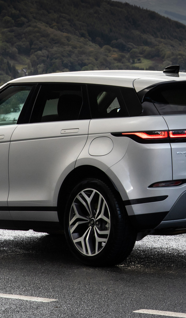 Серебристый автомобиль Range Rover Evoque P300e S 2020 года вид сзади