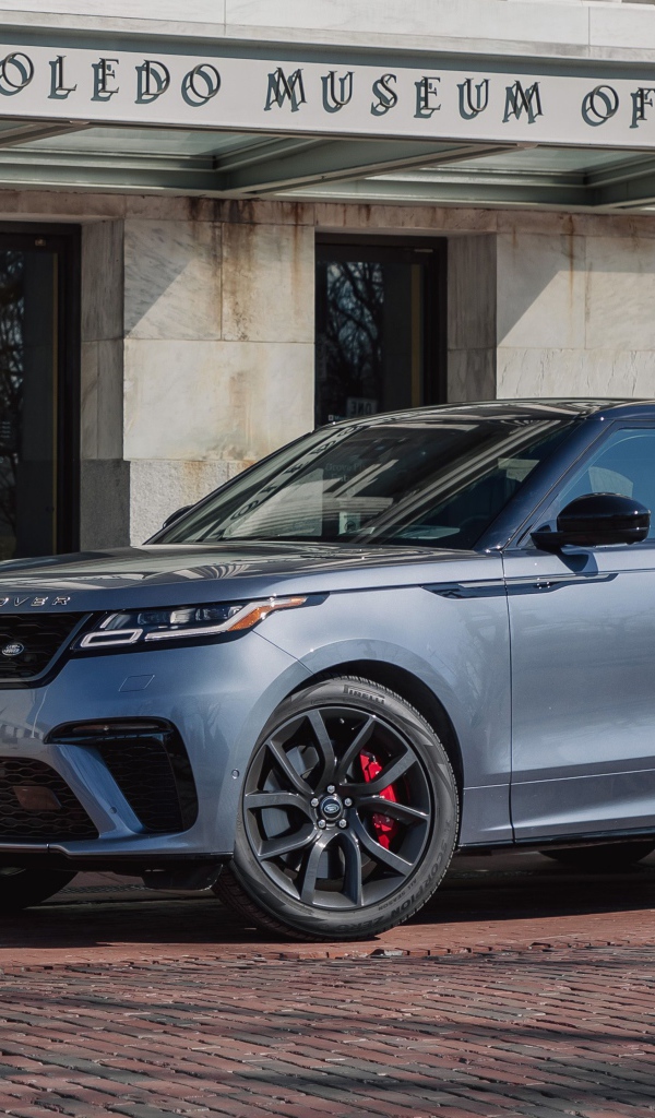 Внедорожник Range Rover Velar, 2020 года у здания музея 