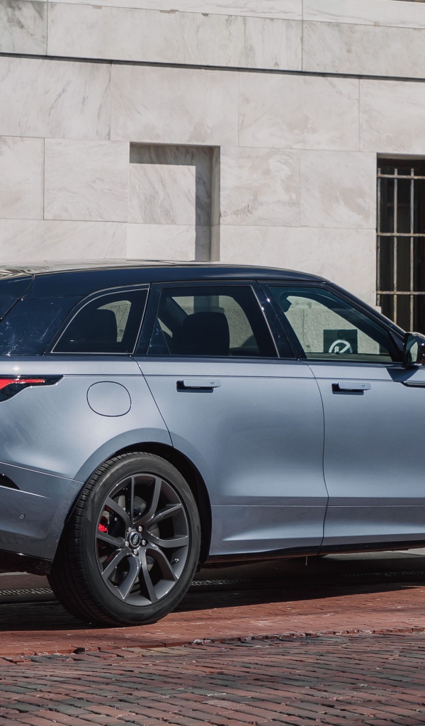 Серебристый автомобиль Range Rover Velar, 2020 года 