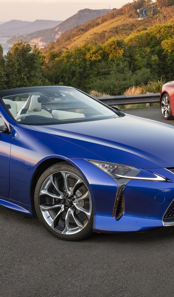 Синий автомобиль Lexus LC 500 Convertible 2020 года 