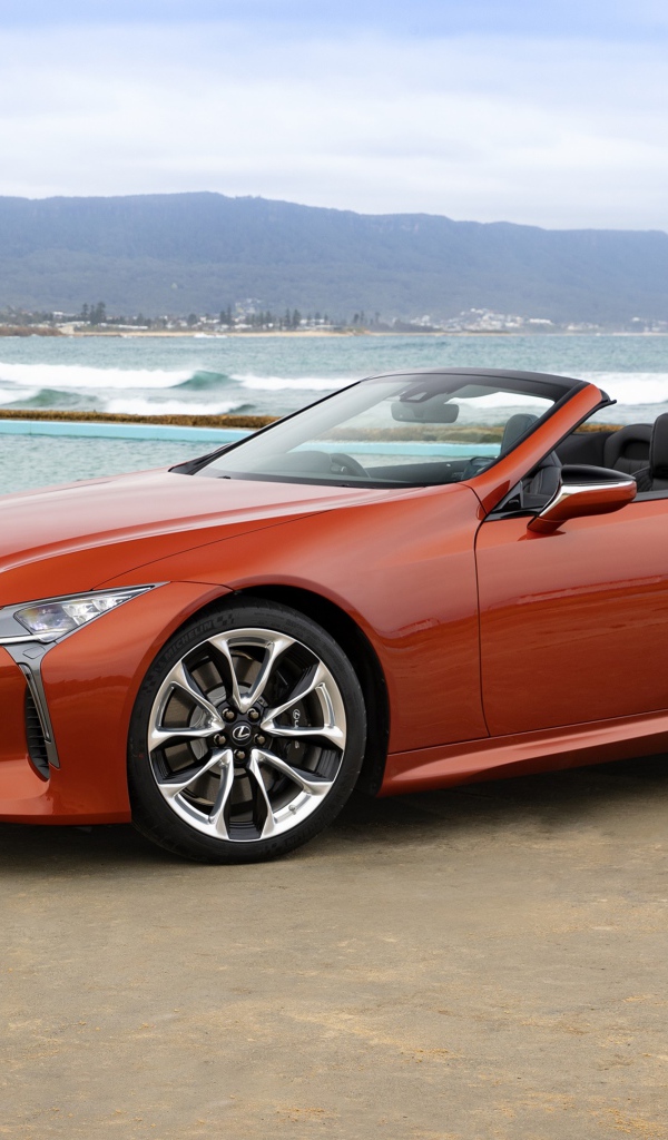 Красный кабриолет Lexus LC 500,  2020 года у воды 