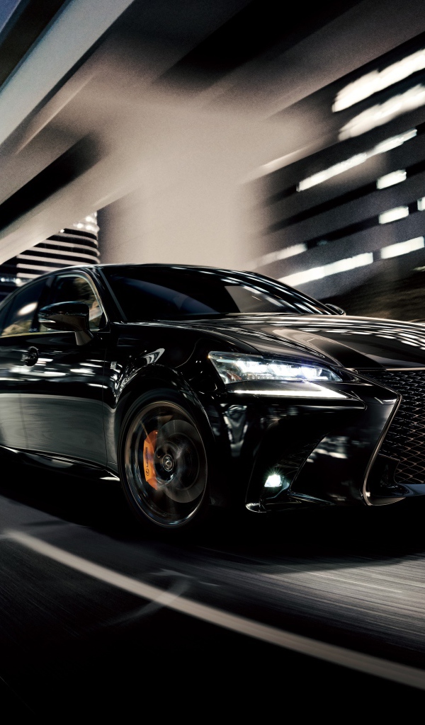 Черный автомобиль Lexus GS 350 Eternal Touring 2020 года едет под мостом 
