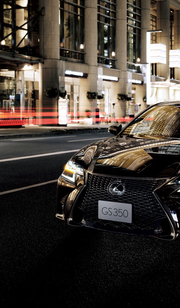 Черный автомобиль Lexus GS 350 Eternal Touring 2020 года на улице города ночью