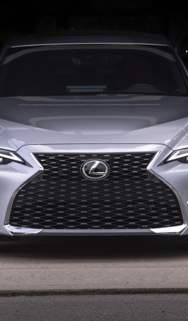 Серебристый автомобиль  Lexus IS 300 AWD, 2021 года в гараже