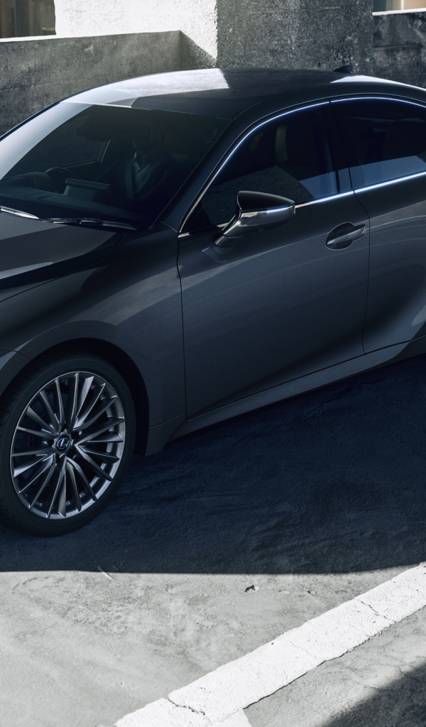 Автомобиль Lexus IS 300h 2021 года на дороге