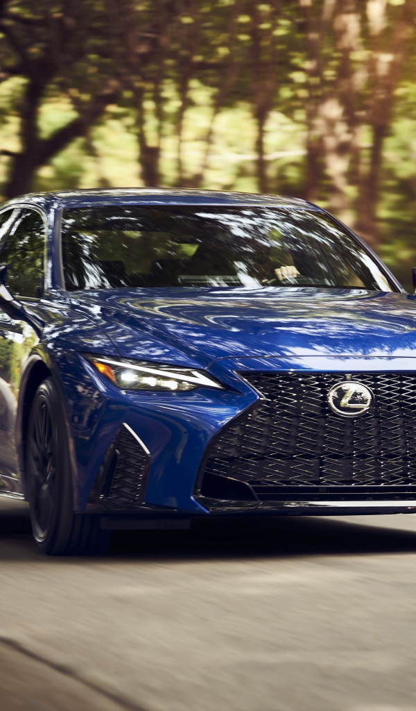 Синий автомобиль  Lexus IS 350 F SPORT, 2021 года на трассе 