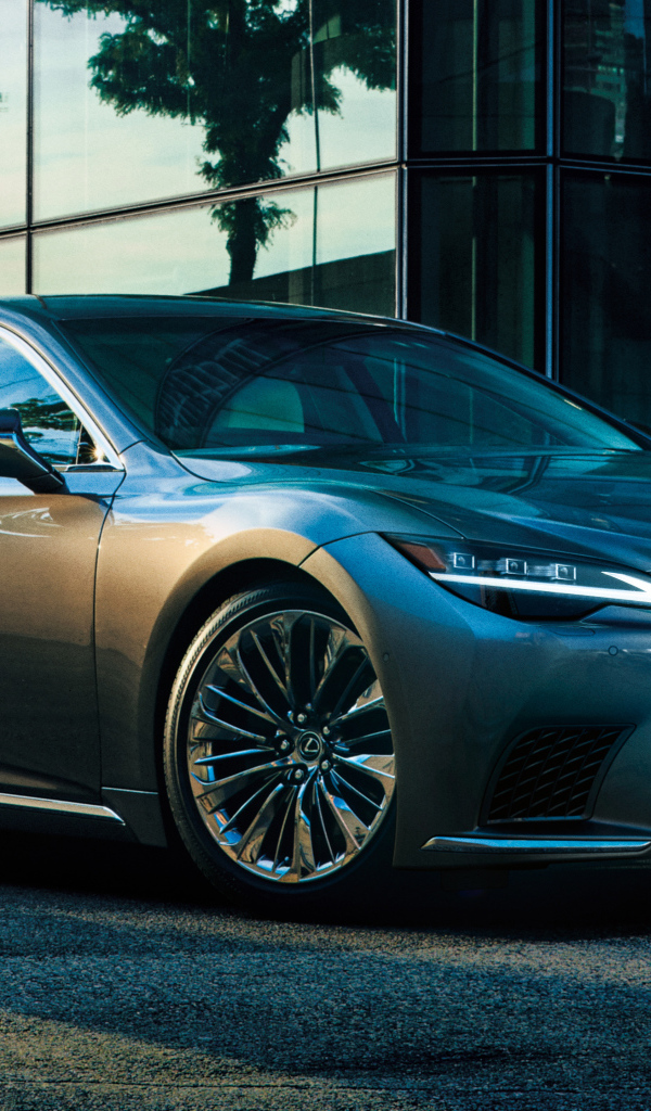 Автомобиль Lexus LS 500h 2021 года у здания