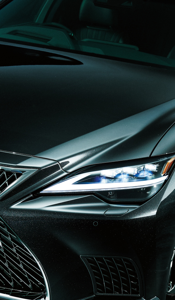 Автомобиль Lexus LS 500h 2021 года крупным планом