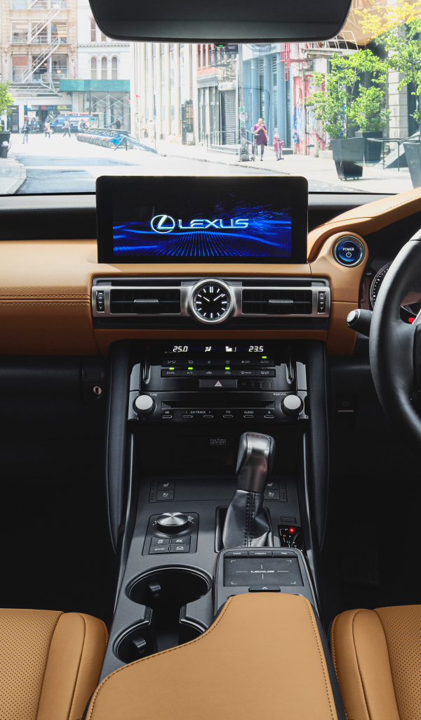 Салон автомобиля Lexus IS 300h 2021 года