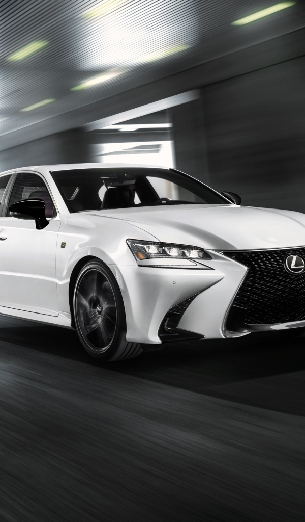 Белый автомобиль Lexus GS 350 F, 2020 года на трассе 