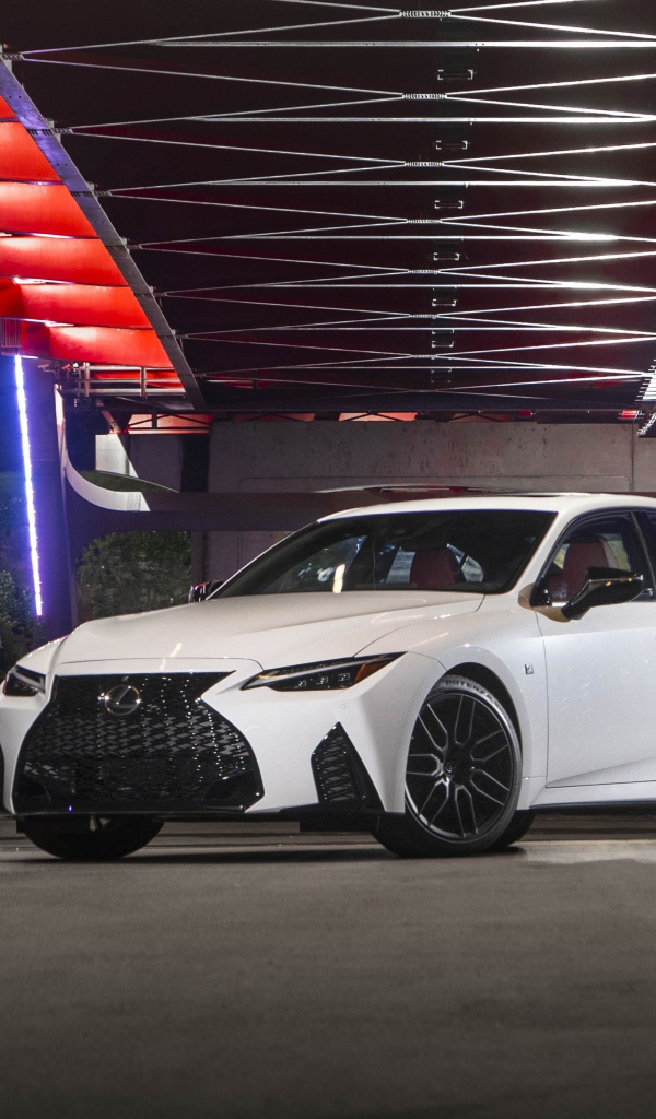 Белый автомобиль  Lexus IS 350 F SPORT, 2021 года под мостом