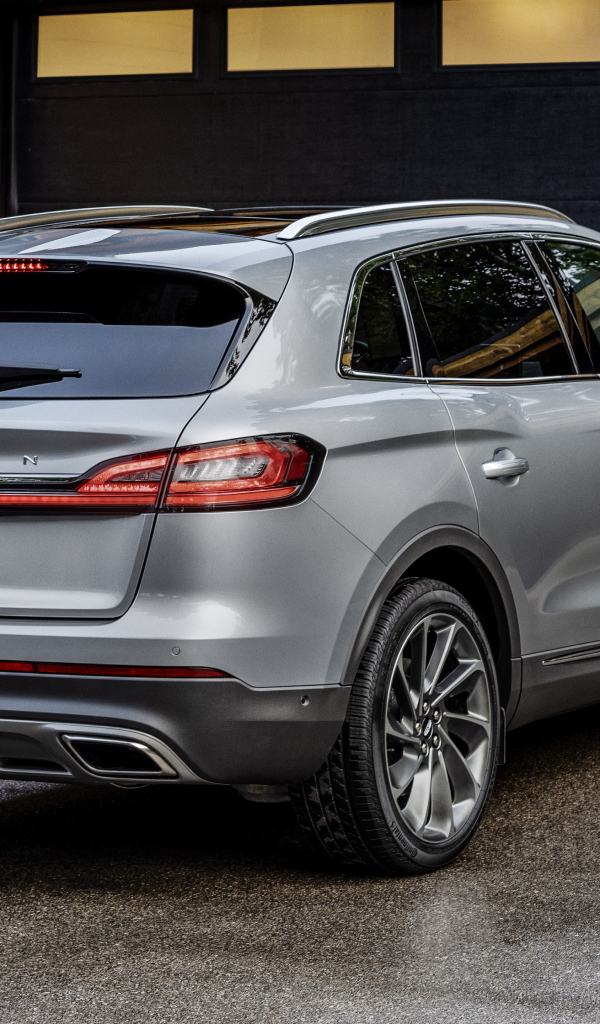 Внедорожник Lincoln Nautilus 2021 года вид сзади