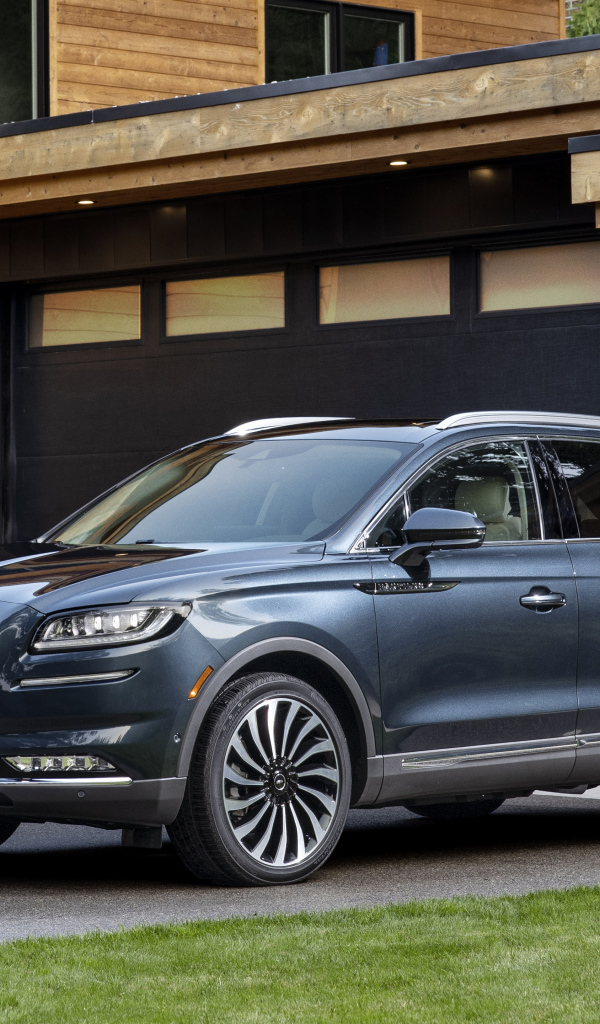 Автомобиль  Lincoln Nautilus 2021 года у гаража