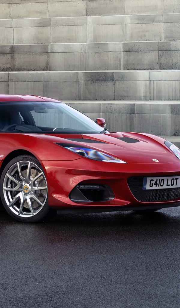 Быстрый красный автомобиль Lotus Evora GT410 2020 года у ступенек 