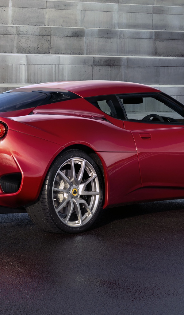 Красный автомобиль Lotus Evora GT410 2020 года вид сзади