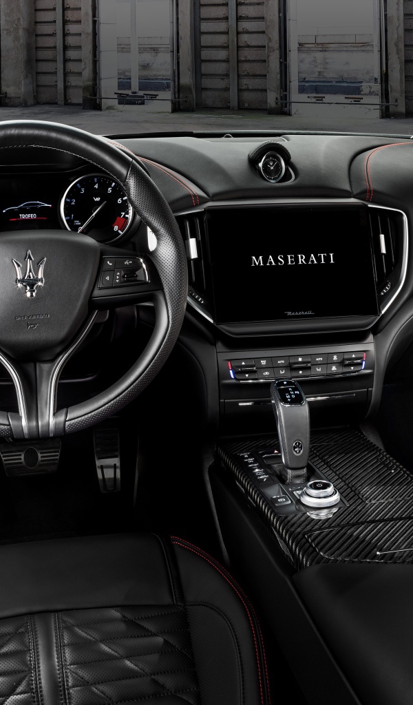 Черный кожаный салон Maserati Ghibli Trofeo 2020 года 