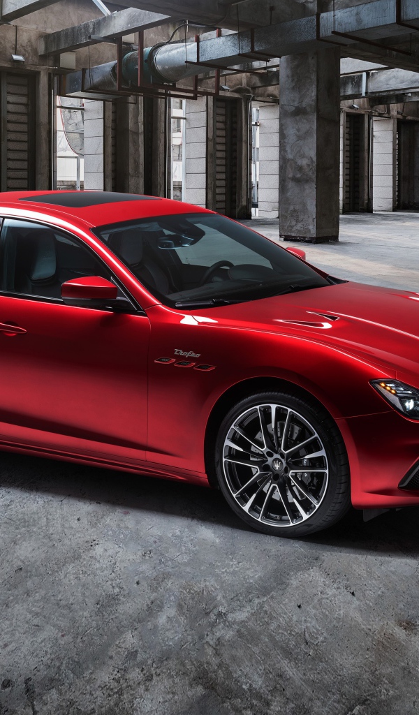 Красный автомобиль Maserati Ghibli Trofeo 2020 года на парковке 