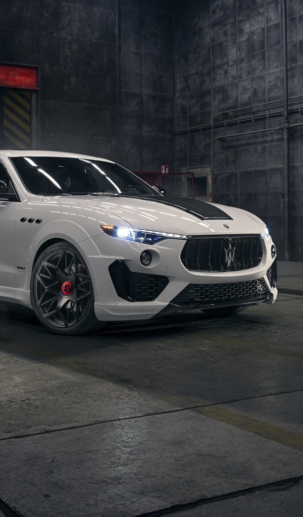 Автомобиль  Maserati Levante S Q4 GranSport Esteso V2 2020 года в ангаре