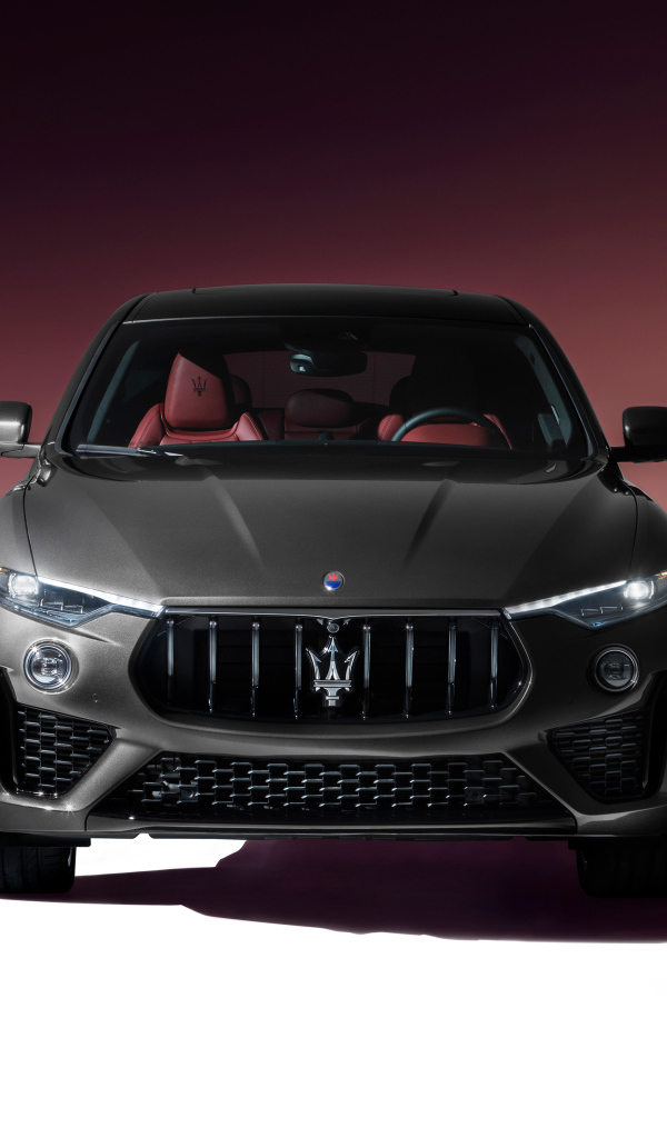 Автомобиль Maserati Levante S Q4 GranSport 2021 года вид спереди