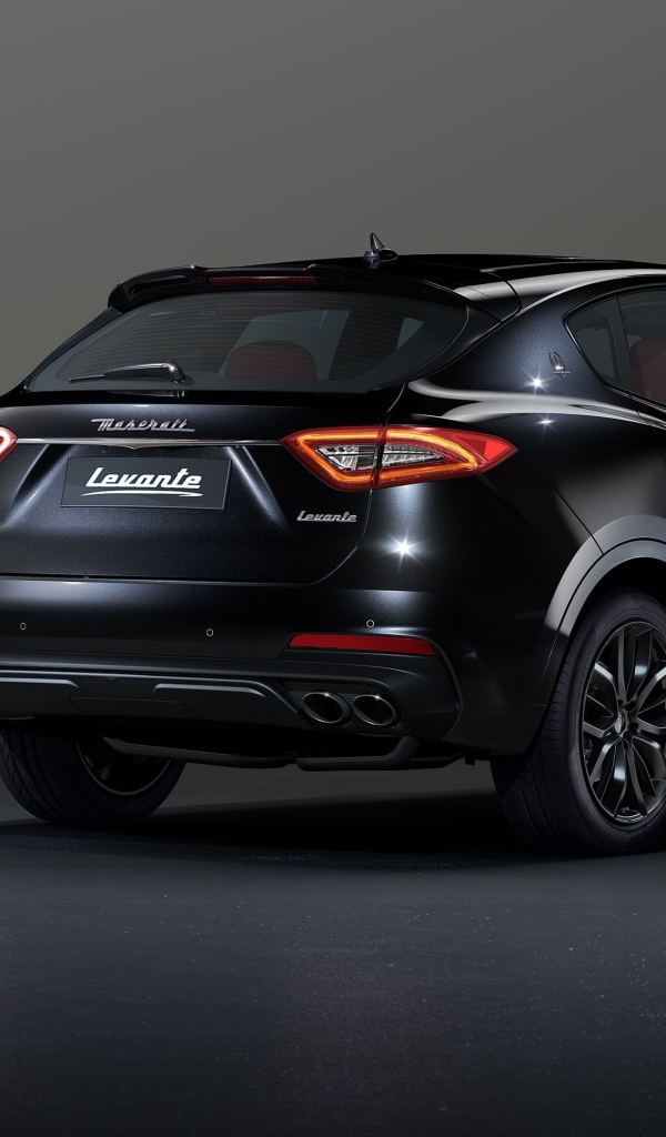 Черный  Maserati Levante S Q4, 2020 года вид сзади