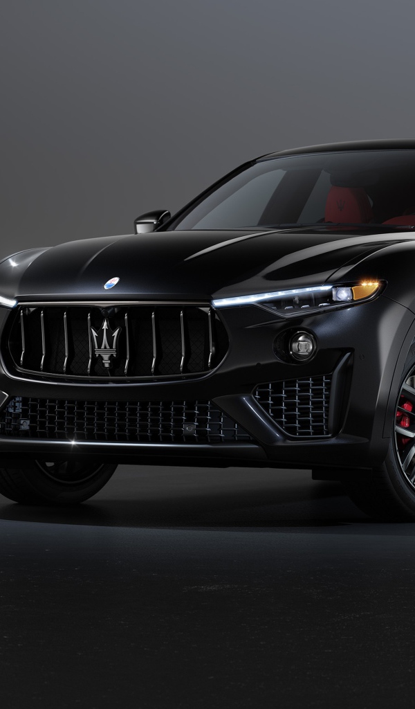 Черный автомобиль  Maserati Levante S Q4, 2020 года на сером фоне