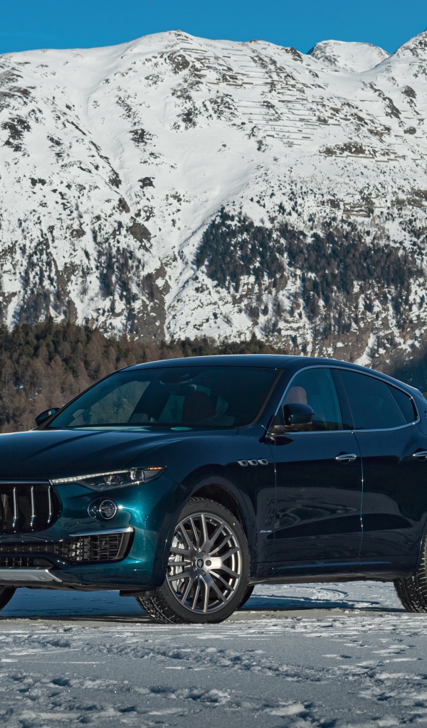 Дорогой автомобиль Maserati Levante GranLusso Royale 2020 года на фоне гор 