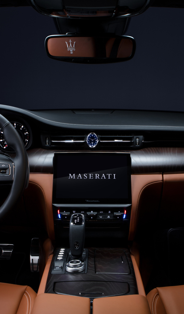 Дорогой кожаный салон автомобиля Maserati Quattroporte S Q4 GranLusso 2021 года