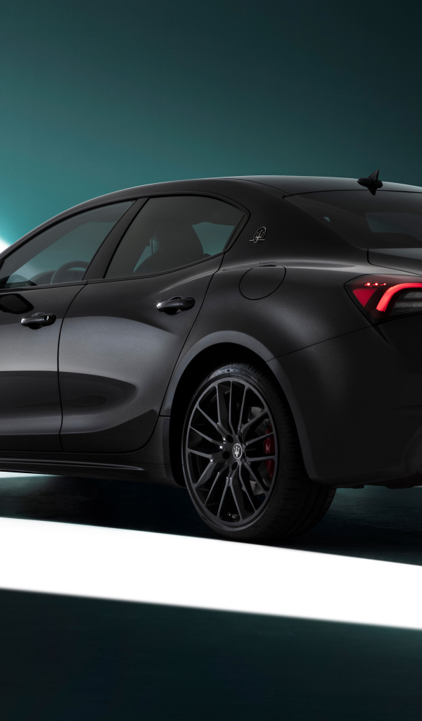 Автомобиль Maserati Ghibli S Q4, 2021 года вид сзади