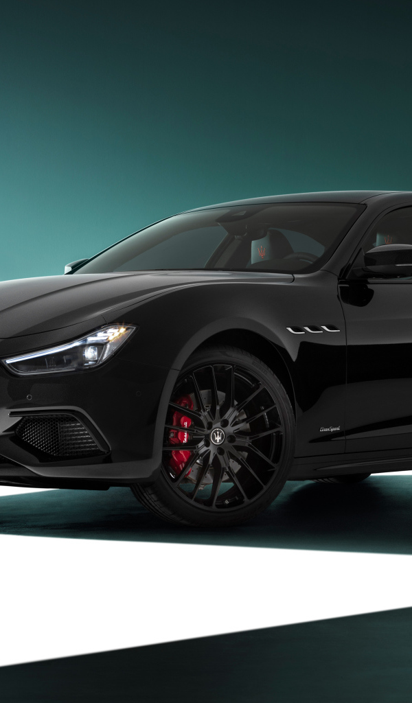 Стильный дорогой автомобиль Maserati Ghibli S Q4 GranSport Nerissimo Pack 2021 года