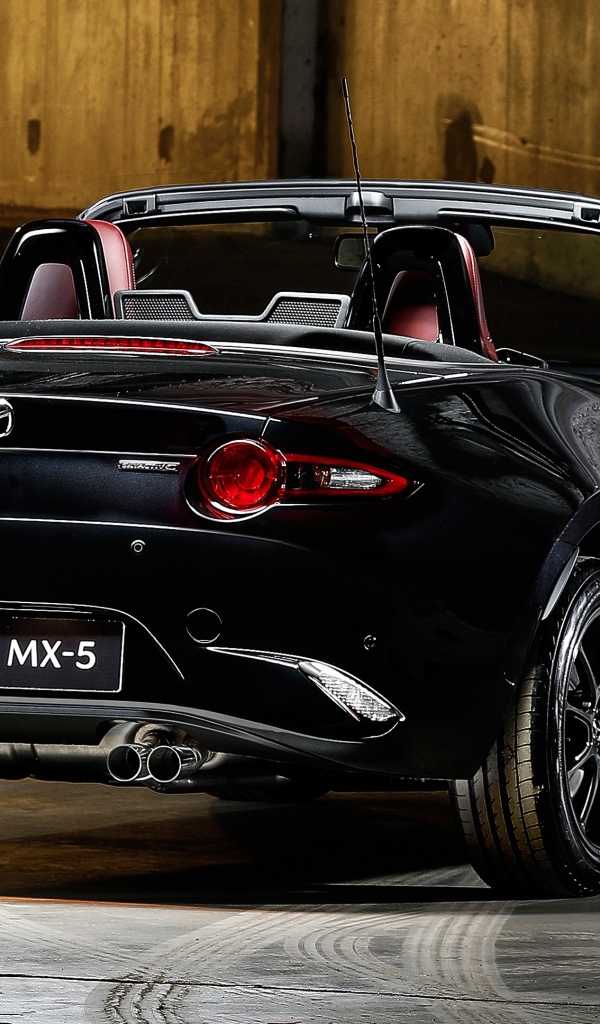 Черный кабриолет Mazda MX-5 Eunos Edition 2020 года вид сзади