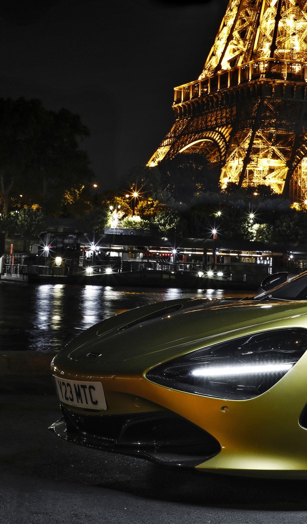 Автомобиль McLaren 720S Spider, 2019 года у Эйфелевой башни 