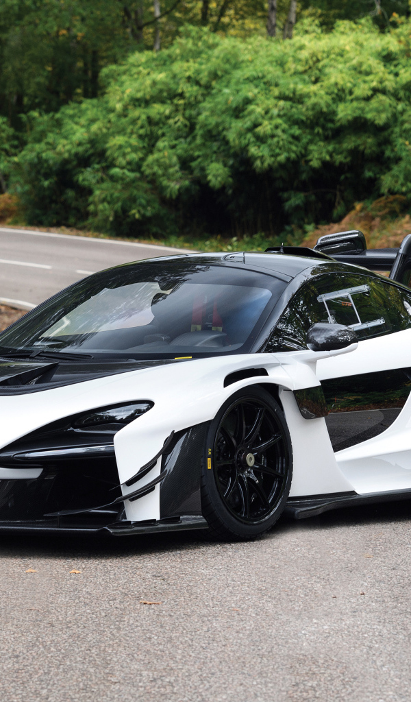 Белый спортивный автомобиль McLaren Senna GTR 2019 года на дороге