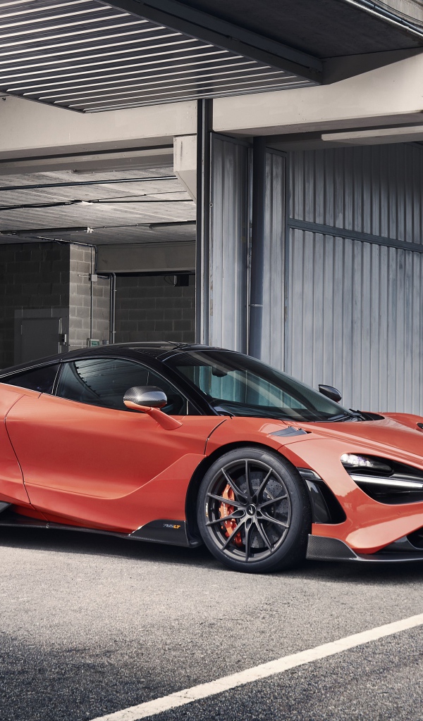 Автомобиль McLaren 765LT 2020 года выезжает из гаража 