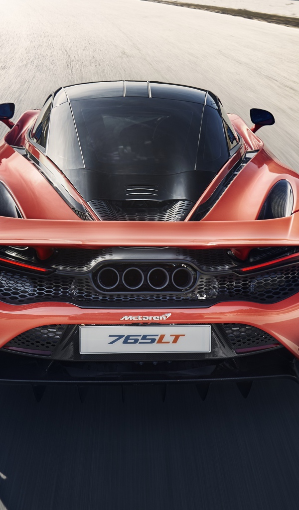 Автомобиль McLaren 765LT 2020 года вид сзади