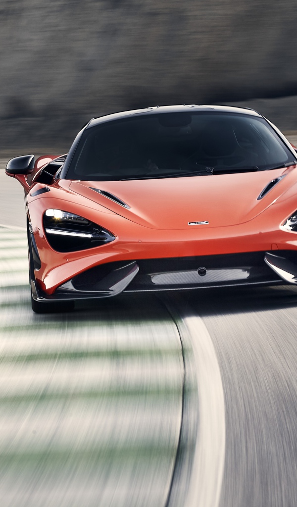 Спортивный автомобиль McLaren 765LT 2020 года на трассе 