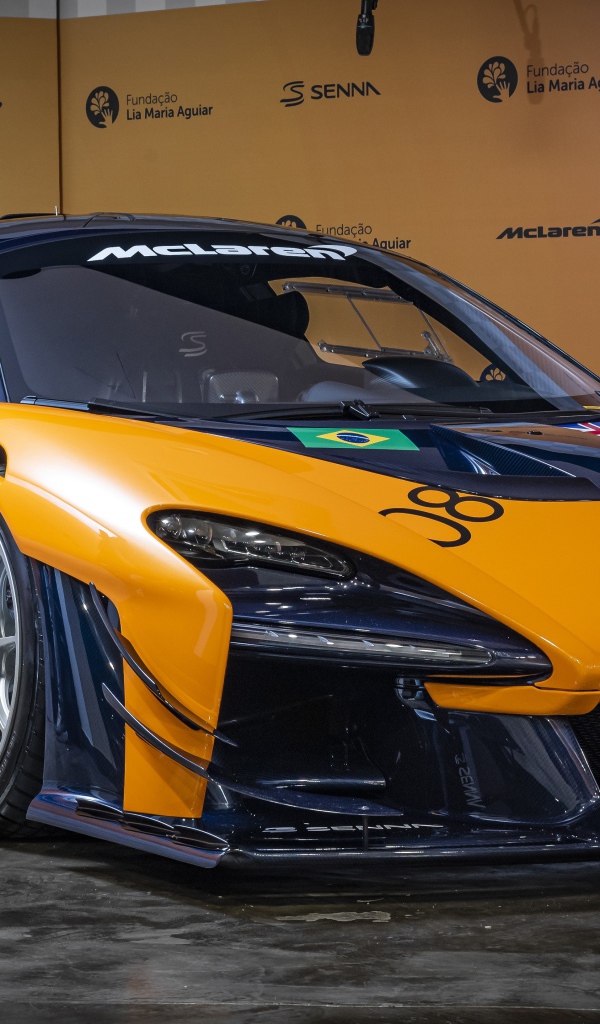 Оранжевый спортивный автомобиль McLaren GTR 2020 года 
