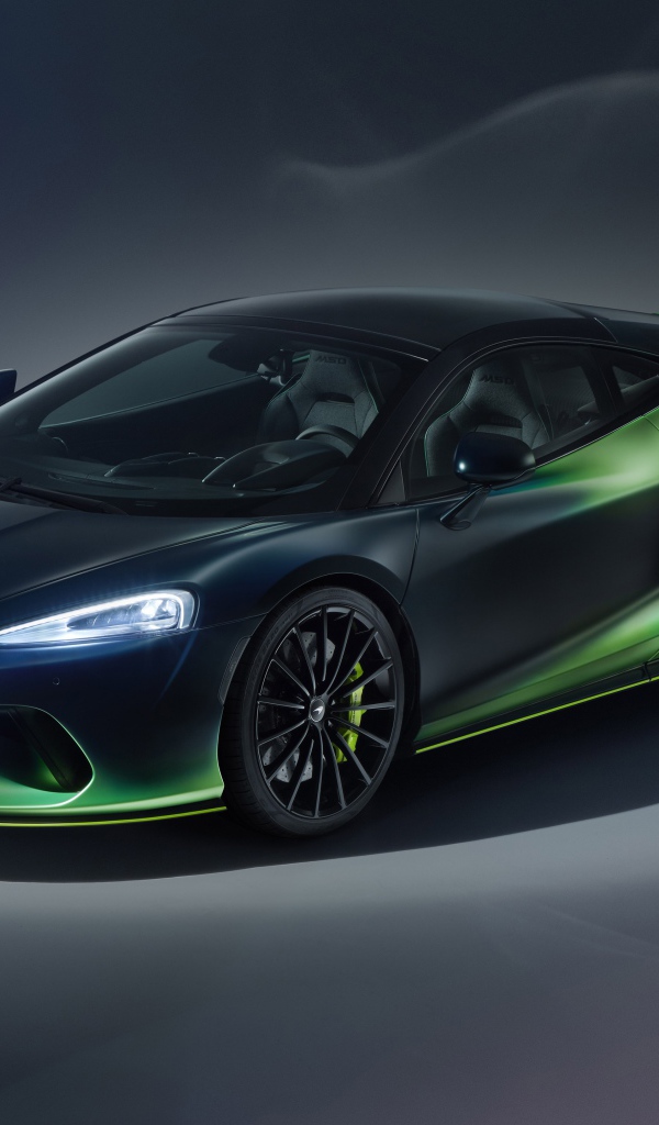 Автомобиль McLaren GT Verdant Theme By MSO 2020 года на сером фоне